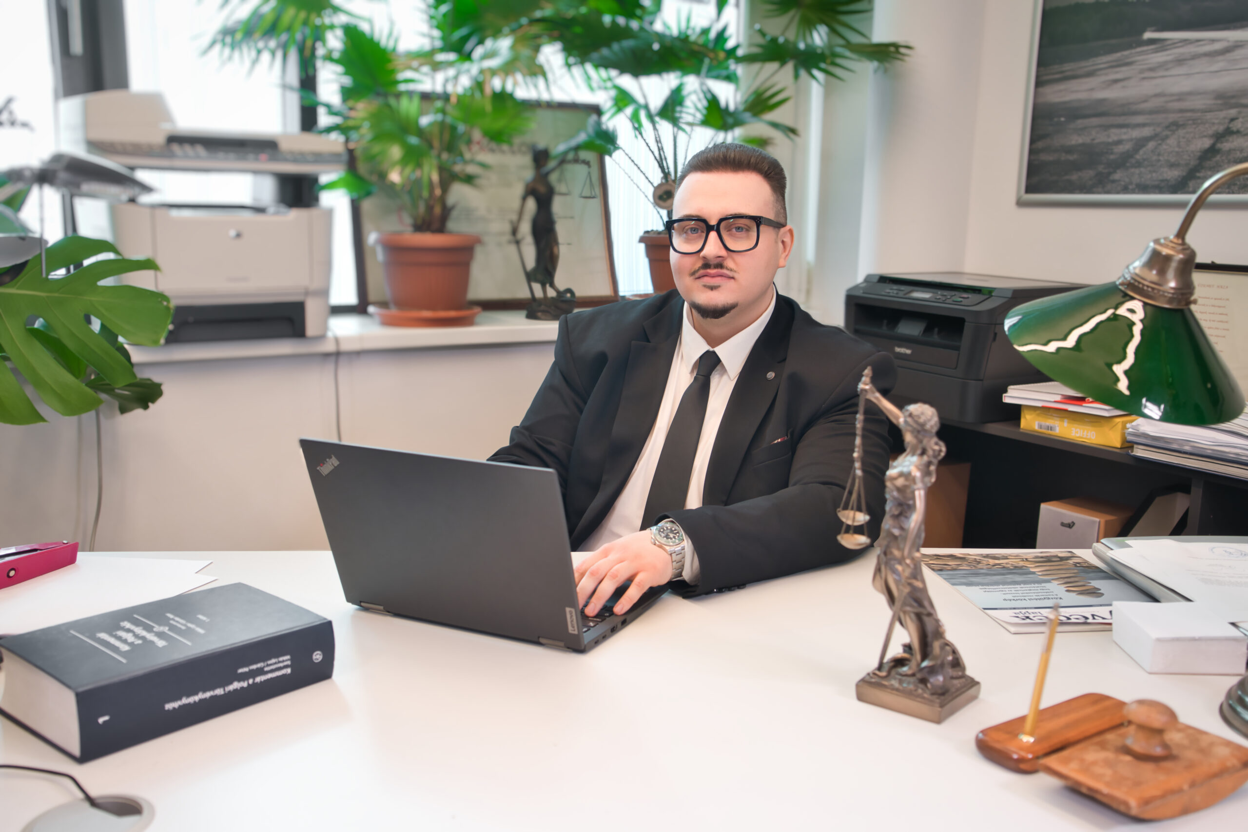 Dr G Szabó Attila ügyvéd munka közben